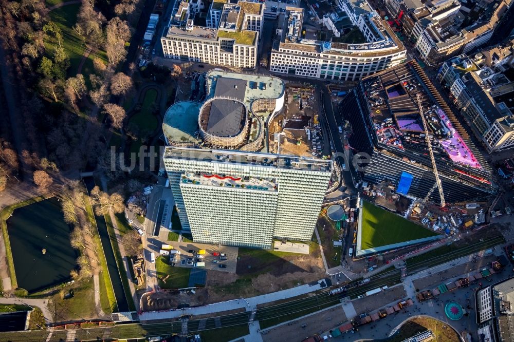 Luftaufnahme Düsseldorf - Hochhaus- Gebäude Dreischeibenhaus in der Stadtmitte von Düsseldorf im Bundesland Nordrhein-Westfalen