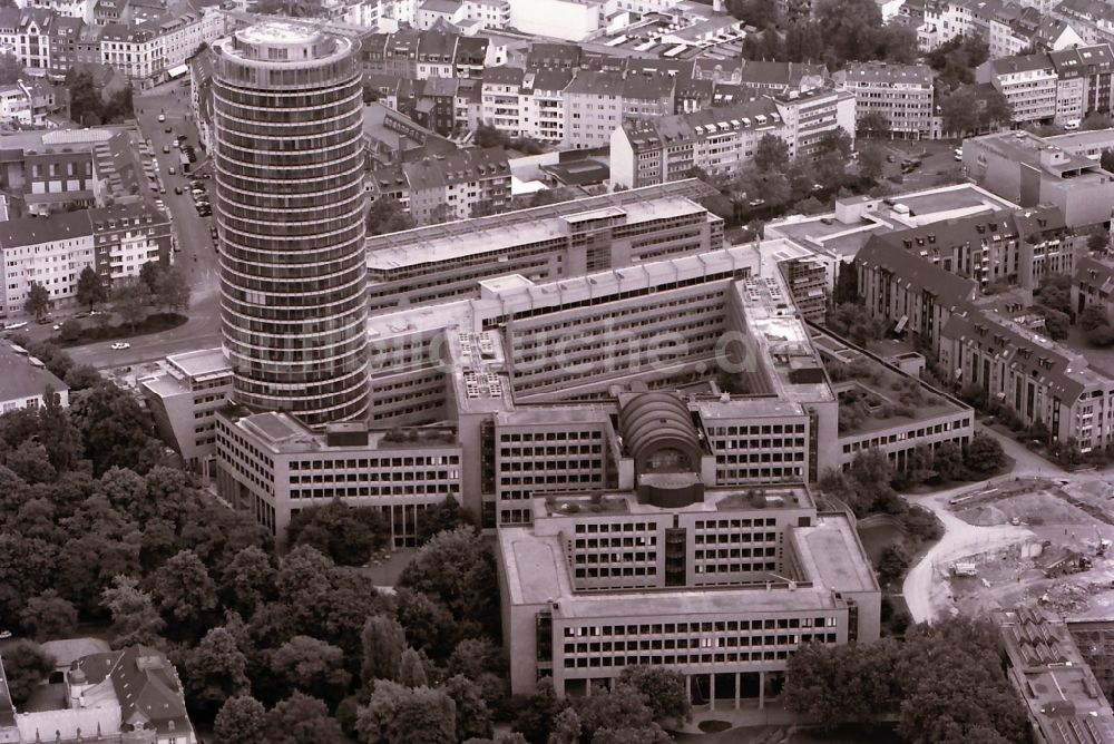 Düsseldorf von oben - Hochhaus- Gebäude des Ergoturm und der Verwaltung des Versicherungskonzerns an der Fischerstraße in Düsseldorf in Nordrhein-Westfalen