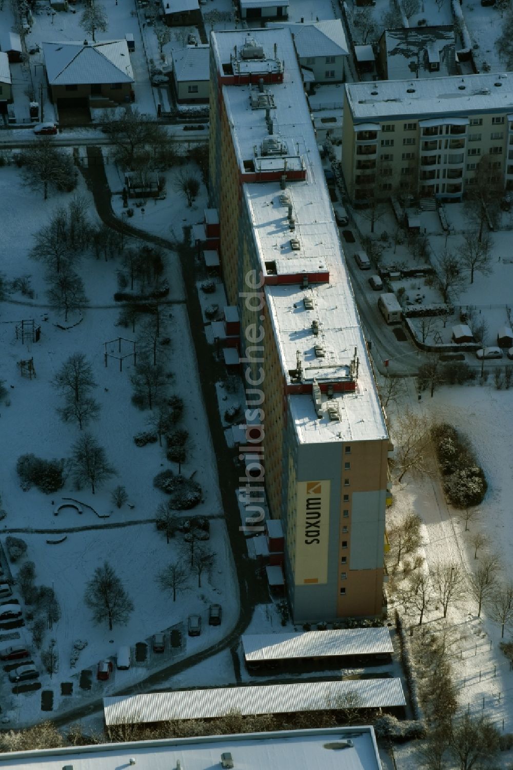 Berlin aus der Vogelperspektive: Hochhaus- Gebäude der Firma Saxum im Wohngebiet nahe der Oberfeldstraße in Marzahn-Hellersdorf in Berlin