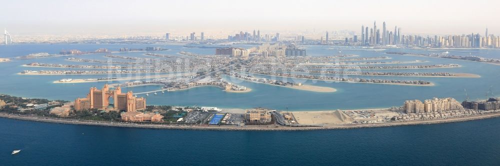 Luftbild Dubai - Hochhaus- Gebäude der Hotelanlage Atlantis, The Palm Crescent Rd im Ortsteil The Palm Jumeirah in Dubai in Vereinigte Arabische Emirate