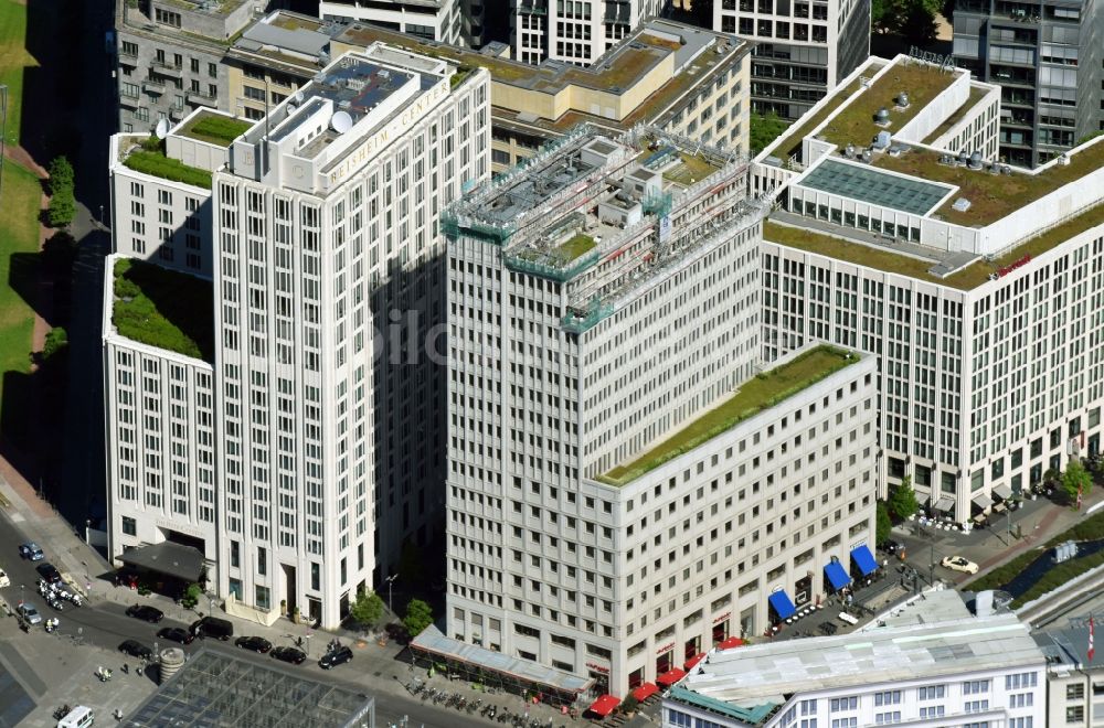 Luftaufnahme Berlin - Hochhaus- Gebäude der Hotelanlage Beisheim - Center am Potsdamer Platz Ecke Ebertstraße im Ortsteil Mitte in Berlin, Deutschland