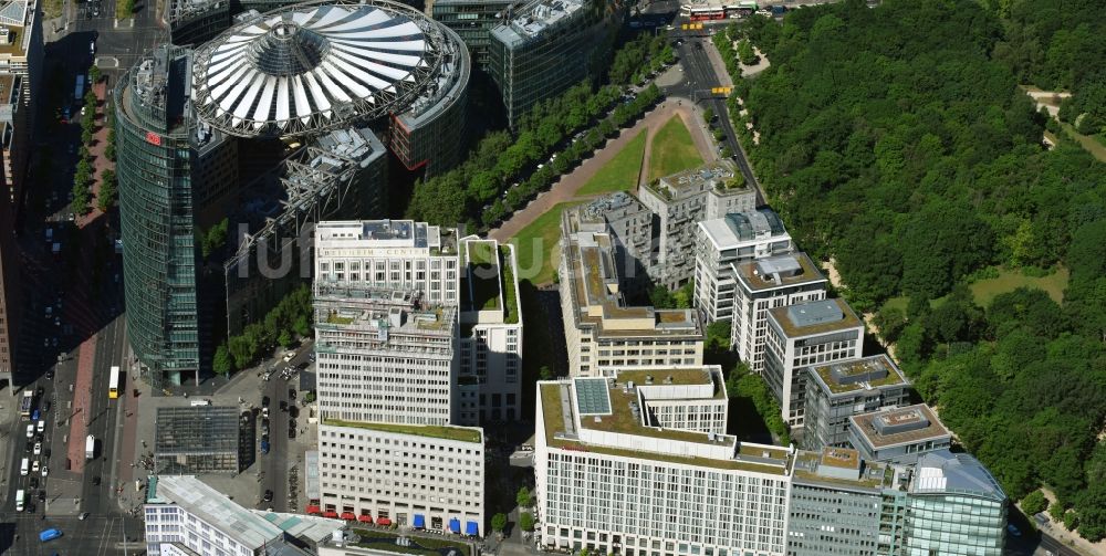 Luftbild Berlin - Hochhaus- Gebäude der Hotelanlage Beisheim - Center am Potsdamer Platz Ecke Ebertstraße im Ortsteil Mitte in Berlin, Deutschland