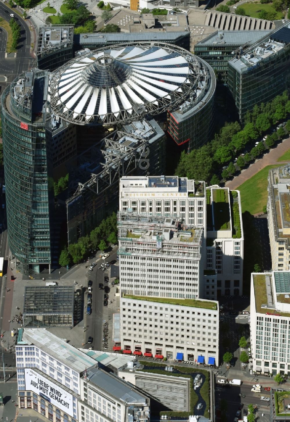 Luftaufnahme Berlin - Hochhaus- Gebäude der Hotelanlage Beisheim - Center am Potsdamer Platz Ecke Ebertstraße im Ortsteil Mitte in Berlin, Deutschland