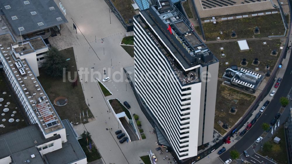 Bonn aus der Vogelperspektive: Hochhaus- Gebäude der Hotelanlage Bonn Marriott World Conference Hotel in Bonn im Bundesland Nordrhein-Westfalen, Deutschland