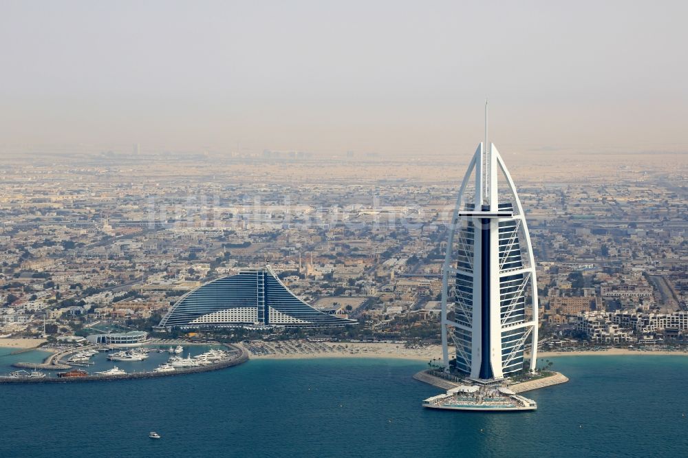 Dubai von oben - Hochhaus- Gebäude der Hotelanlage Burj Al Arab Jumeirah im Küstenbereich des Persischen Golf im Ortsteil Umm Suqeim in Dubai in Vereinigte Arabische Emirate