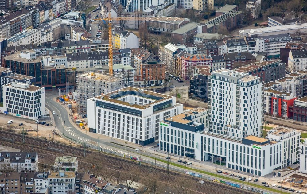 Luftaufnahme Düsseldorf - Hochhaus- Gebäude der Hotelanlage Holiday Inn an der Toulouser Allee in Düsseldorf im Bundesland Nordrhein-Westfalen