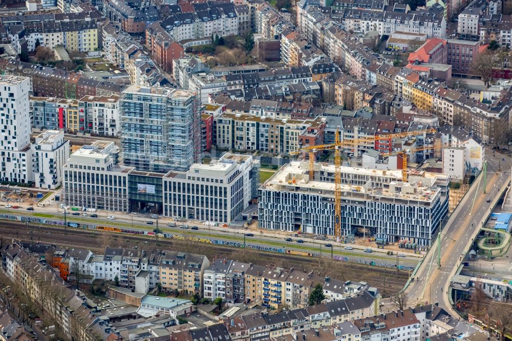 Düsseldorf aus der Vogelperspektive: Hochhaus- Gebäude der Hotelanlage Holiday Inn an der Toulouser Allee in Düsseldorf im Bundesland Nordrhein-Westfalen