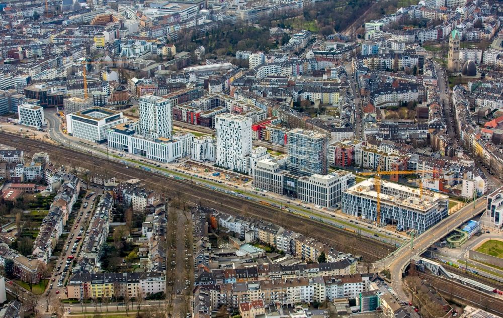 Luftaufnahme Düsseldorf - Hochhaus- Gebäude der Hotelanlage Holiday Inn an der Toulouser Allee in Düsseldorf im Bundesland Nordrhein-Westfalen