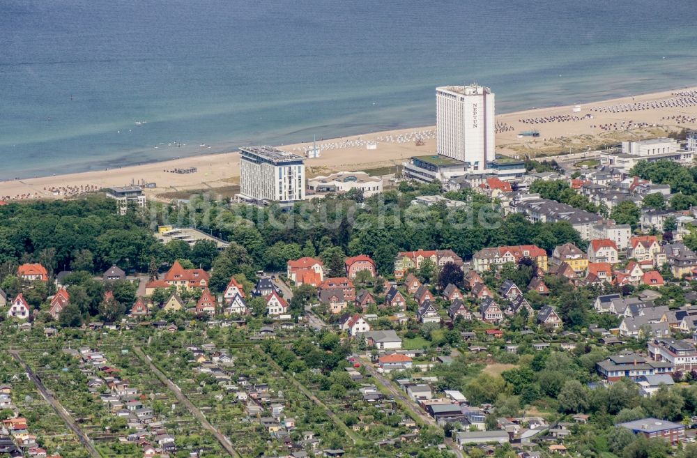 Luftbild Rostock - Hochhaus- Gebäude der Hotelanlage Hotel NEPTUN an der Seestraße in Rostock im Bundesland Mecklenburg-Vorpommern, Deutschland