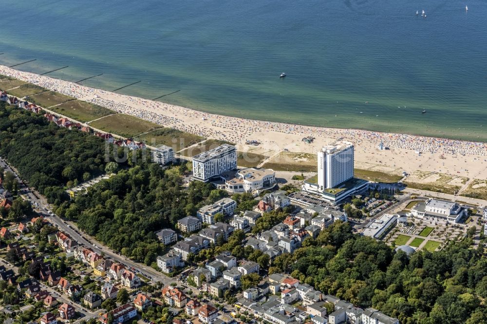 Rostock aus der Vogelperspektive: Hochhaus- Gebäude der Hotelanlage Hotel NEPTUN an der Seestraße in Rostock im Bundesland Mecklenburg-Vorpommern, Deutschland