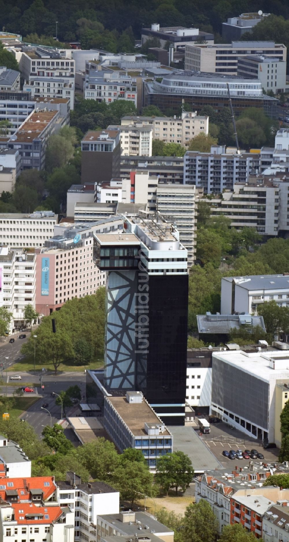 Berlin aus der Vogelperspektive: Hochhaus- Gebäude der Hotelanlage Hotel Riu Plaza Berlin an der Martin-Luther-Straße in Berlin