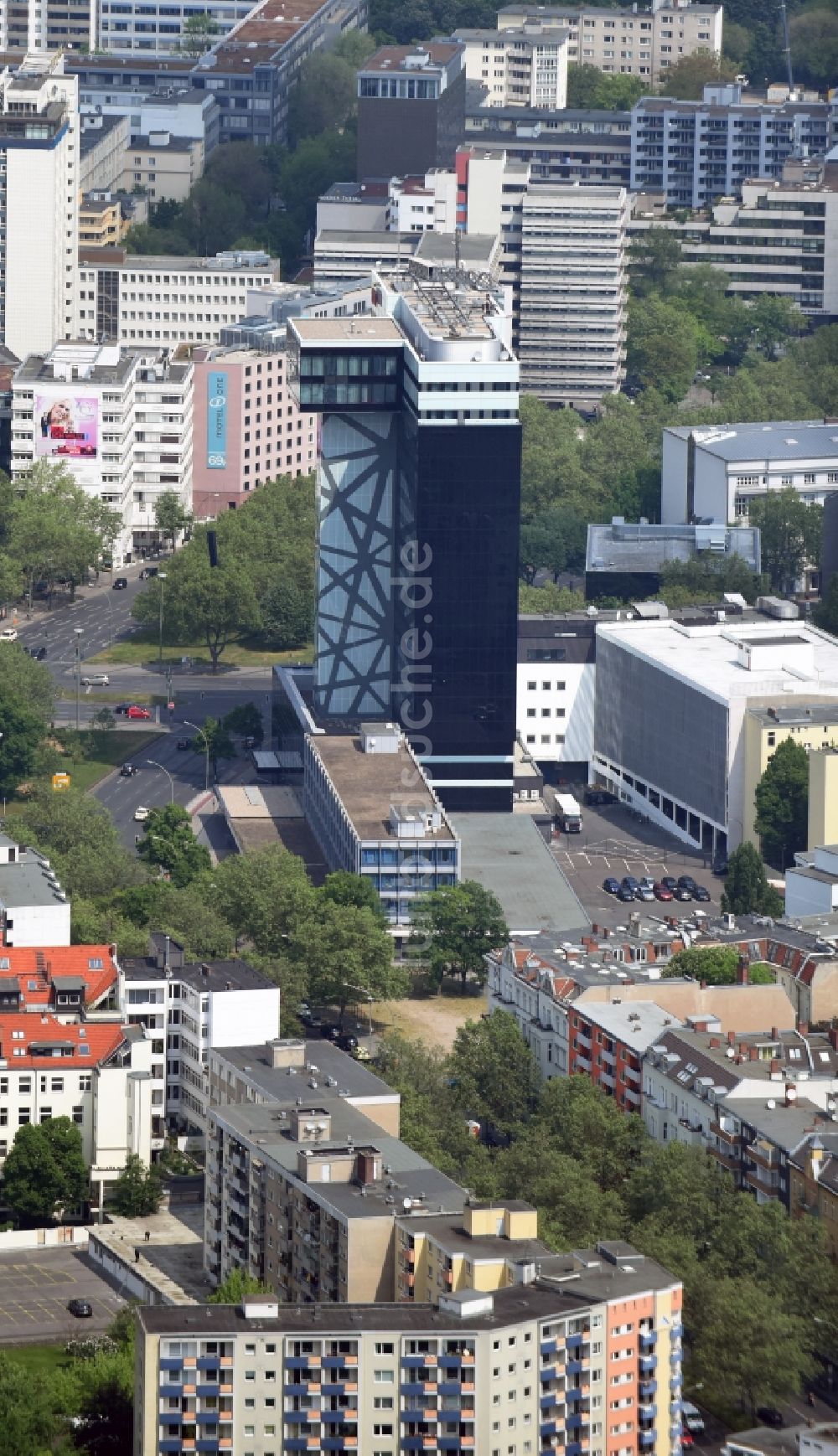 Luftaufnahme Berlin - Hochhaus- Gebäude der Hotelanlage Hotel Riu Plaza Berlin an der Martin-Luther-Straße in Berlin