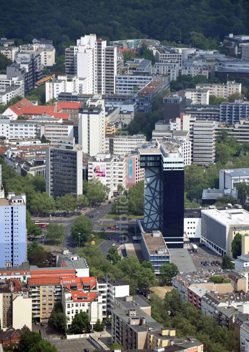 Berlin aus der Vogelperspektive: Hochhaus- Gebäude der Hotelanlage Hotel Riu Plaza Berlin an der Martin-Luther-Straße in Berlin