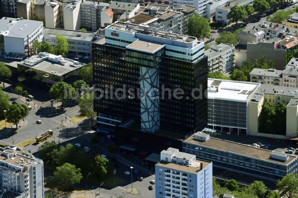 Berlin von oben - Hochhaus- Gebäude der Hotelanlage Hotel Riu Plaza Berlin an der Martin-Luther-Straße in Berlin