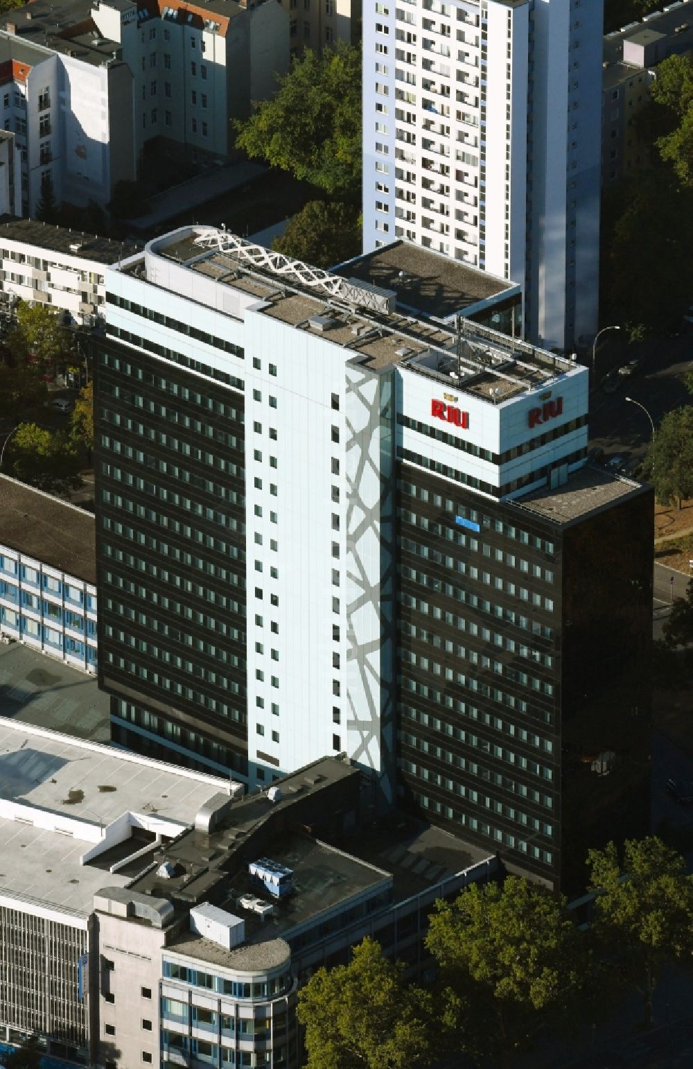 Luftbild Berlin - Hochhaus- Gebäude der Hotelanlage Hotel Riu Plaza Berlin an der Martin-Luther-Straße in Berlin