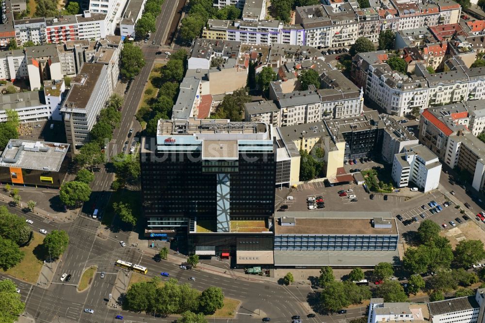 Luftbild Berlin - Hochhaus- Gebäude der Hotelanlage Hotel Riu Plaza Berlin an der Martin-Luther-Straße in Berlin