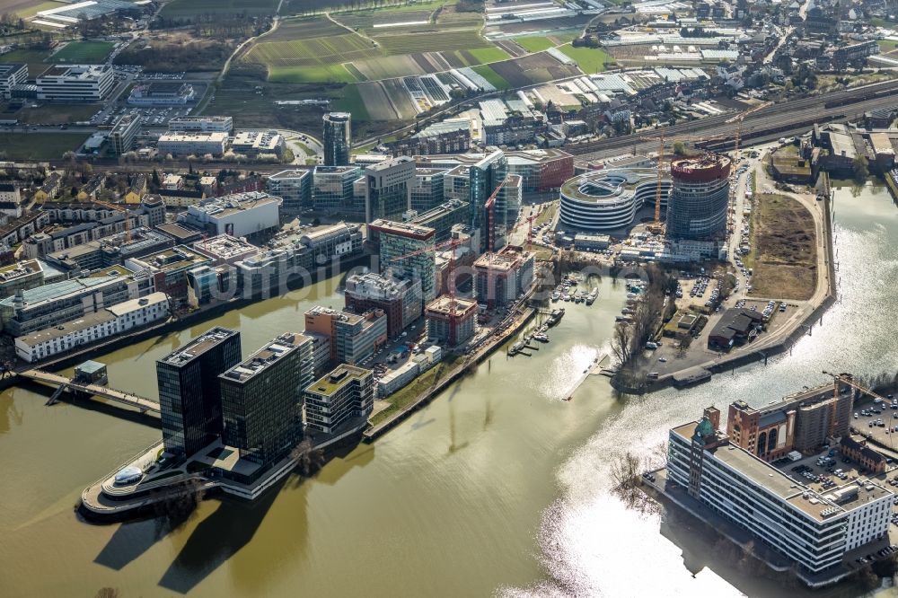 Luftaufnahme Düsseldorf - Hochhaus- Gebäude der Hotelanlage Hyatt Regency Düsseldorf in Düsseldorf im Bundesland Nordrhein-Westfalen