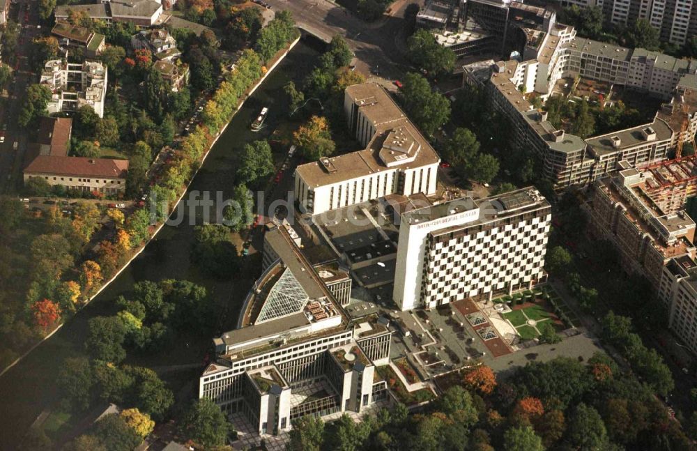 Luftbild Berlin - Hochhaus- Gebäude der Hotelanlage InterContinental Budapester Straße im Ortsteil Tiergarten in Berlin