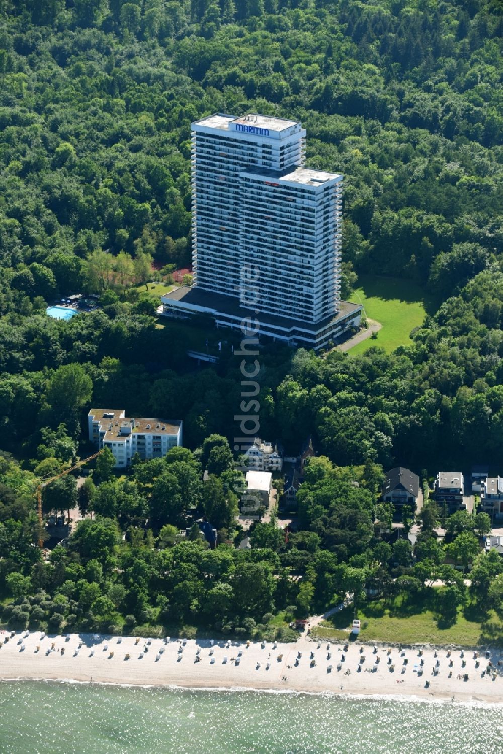 Luftaufnahme Timmendorfer Strand - Hochhaus- Gebäude der Hotelanlage des Maritim ClubHotel Timmendorfer Strand in Timmendorfer Strand im Bundesland Schleswig-Holstein, Deutschland