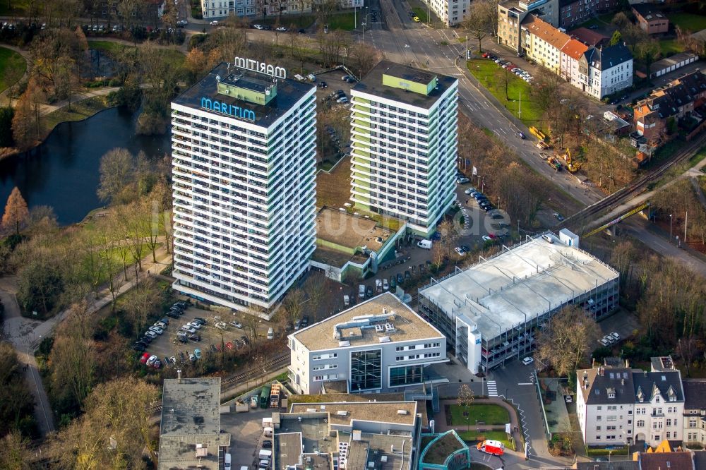 Gelsenkirchen von oben - Hochhaus- Gebäude der Hotelanlage Maritim Stadtgartenresidenz im herbstlichen Gelsenkirchen im Bundesland Nordrhein-Westfalen