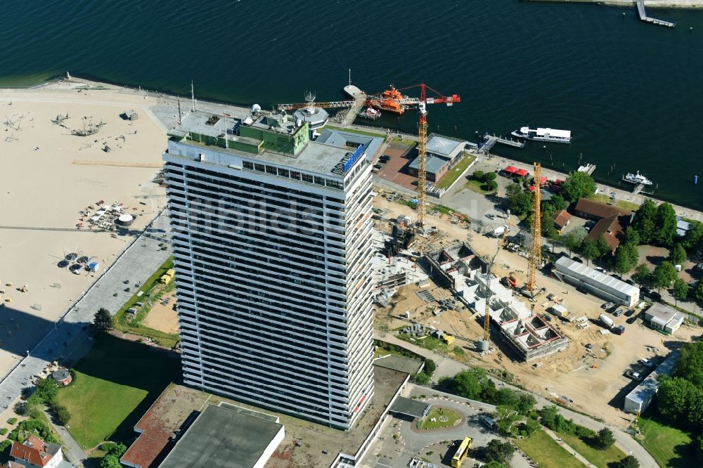 Luftaufnahme Lübeck - Hochhaus- Gebäude der Hotelanlage Maritim Strandhotel Travemünde an der Trelleborgallee im Ortsteil Travemünde in Lübeck im Bundesland Schleswig-Holstein, Deutschland