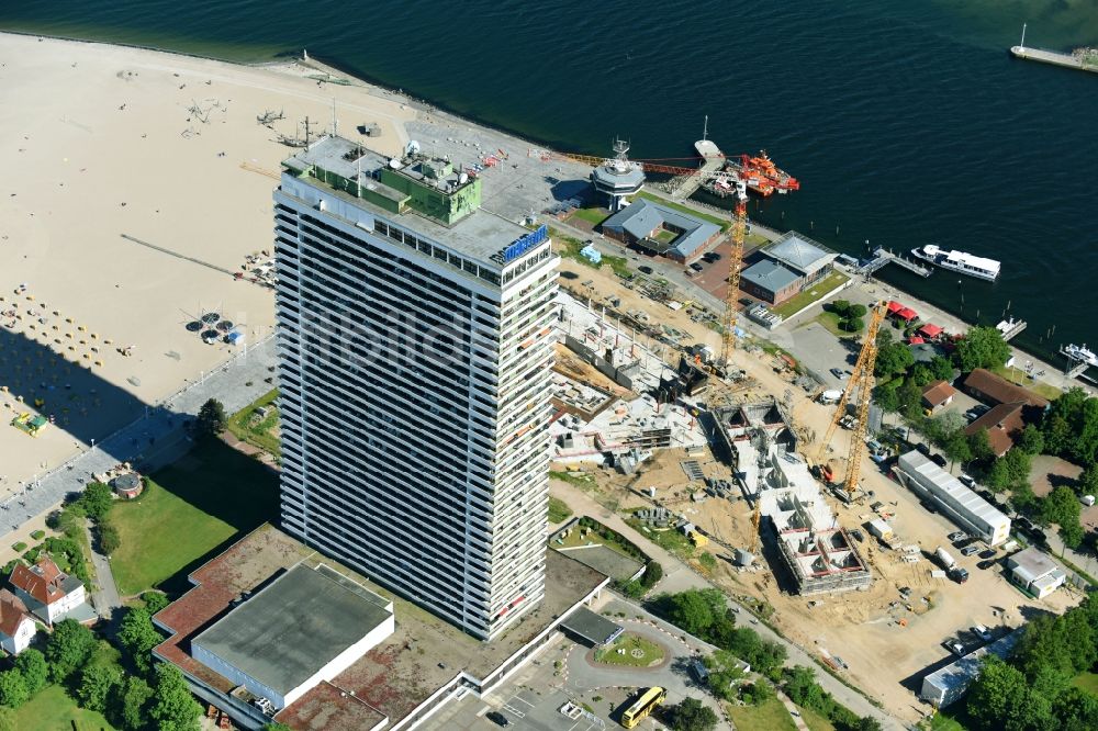 Lübeck von oben - Hochhaus- Gebäude der Hotelanlage Maritim Strandhotel Travemünde an der Trelleborgallee im Ortsteil Travemünde in Lübeck im Bundesland Schleswig-Holstein, Deutschland