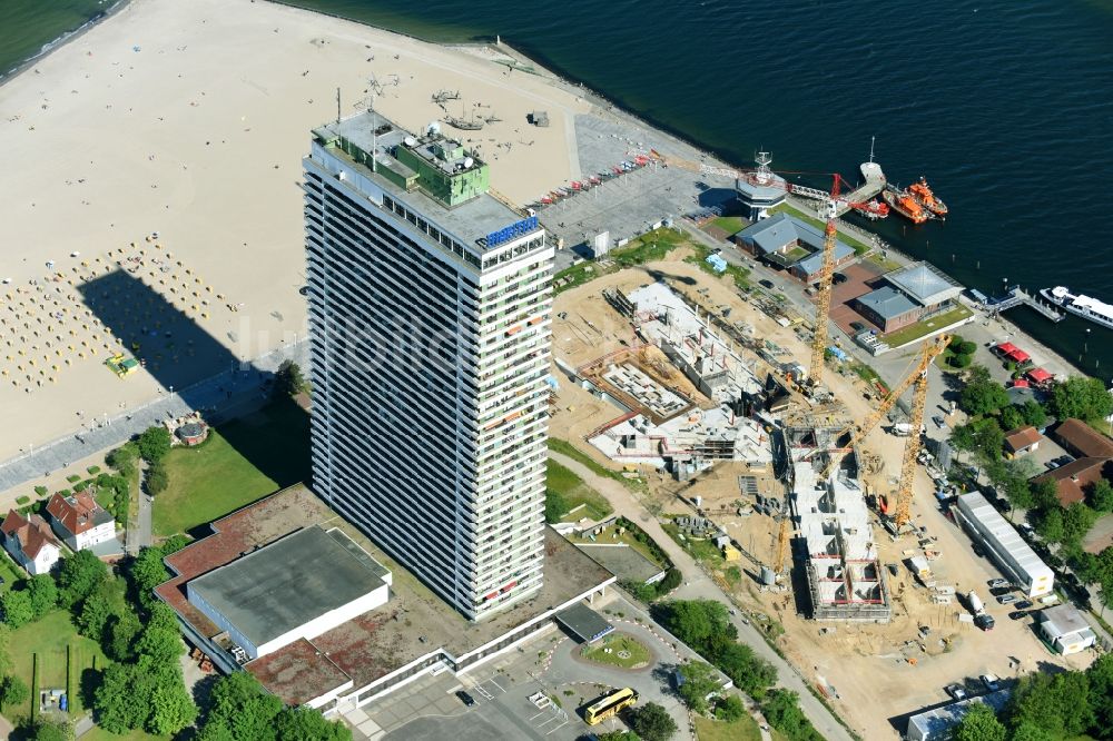 Lübeck aus der Vogelperspektive: Hochhaus- Gebäude der Hotelanlage Maritim Strandhotel Travemünde an der Trelleborgallee im Ortsteil Travemünde in Lübeck im Bundesland Schleswig-Holstein, Deutschland