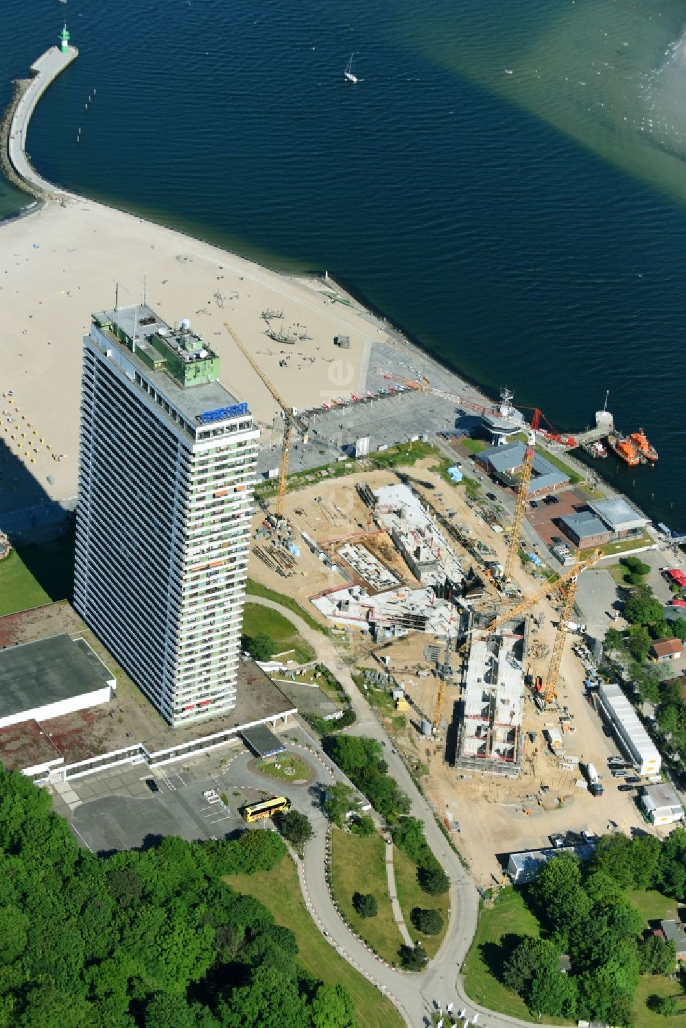 Luftbild Lübeck - Hochhaus- Gebäude der Hotelanlage Maritim Strandhotel Travemünde an der Trelleborgallee im Ortsteil Travemünde in Lübeck im Bundesland Schleswig-Holstein, Deutschland