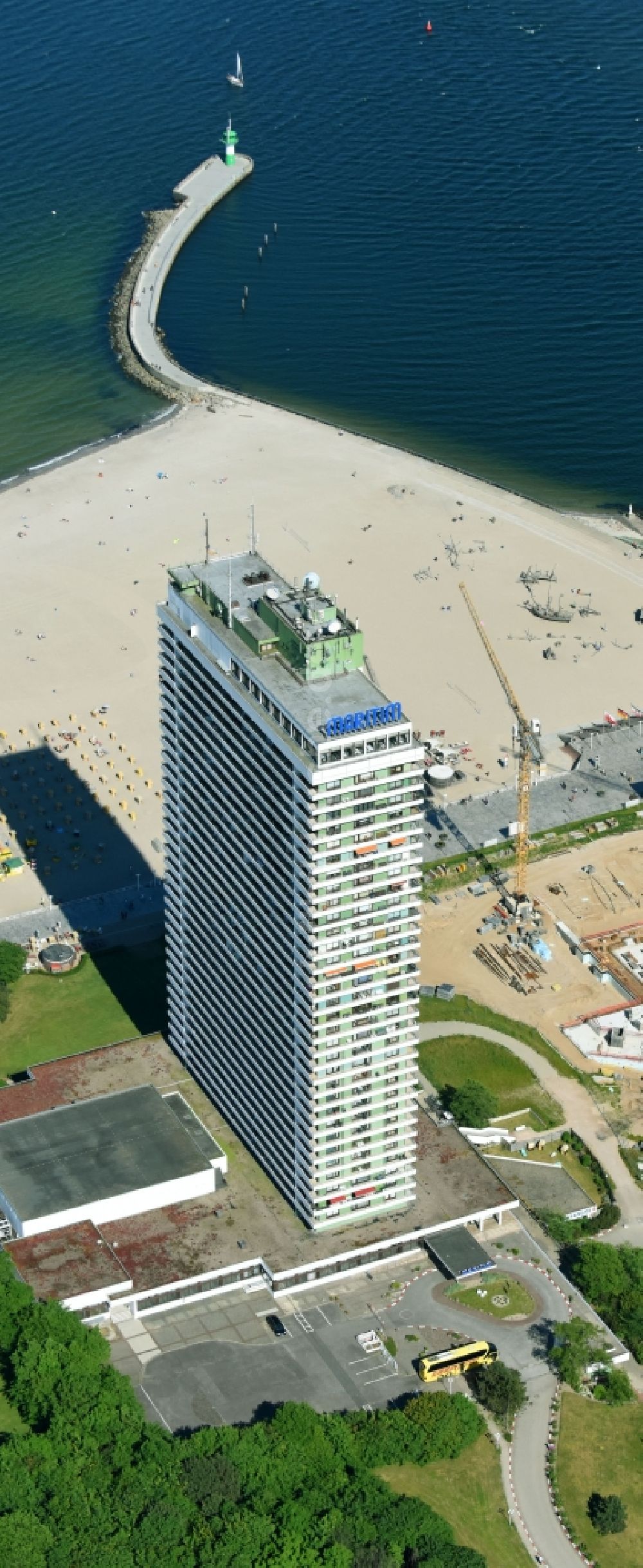 Luftaufnahme Lübeck - Hochhaus- Gebäude der Hotelanlage Maritim Strandhotel Travemünde an der Trelleborgallee im Ortsteil Travemünde in Lübeck im Bundesland Schleswig-Holstein, Deutschland