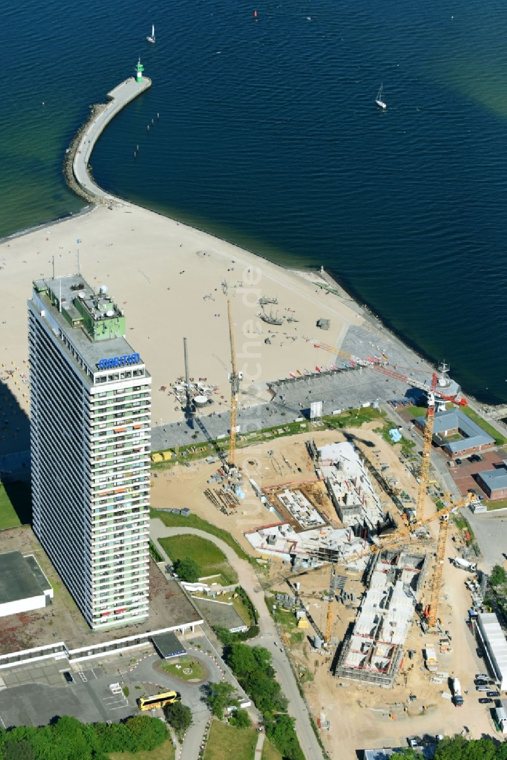 Lübeck von oben - Hochhaus- Gebäude der Hotelanlage Maritim Strandhotel Travemünde an der Trelleborgallee im Ortsteil Travemünde in Lübeck im Bundesland Schleswig-Holstein, Deutschland