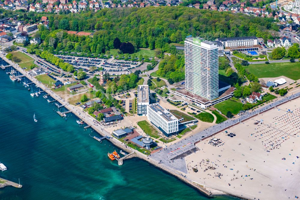 Luftbild Lübeck - Hochhaus- Gebäude der Hotelanlage Maritim Strandhotel Travemünde an der Trelleborgallee im Ortsteil Travemünde in Lübeck im Bundesland Schleswig-Holstein, Deutschland