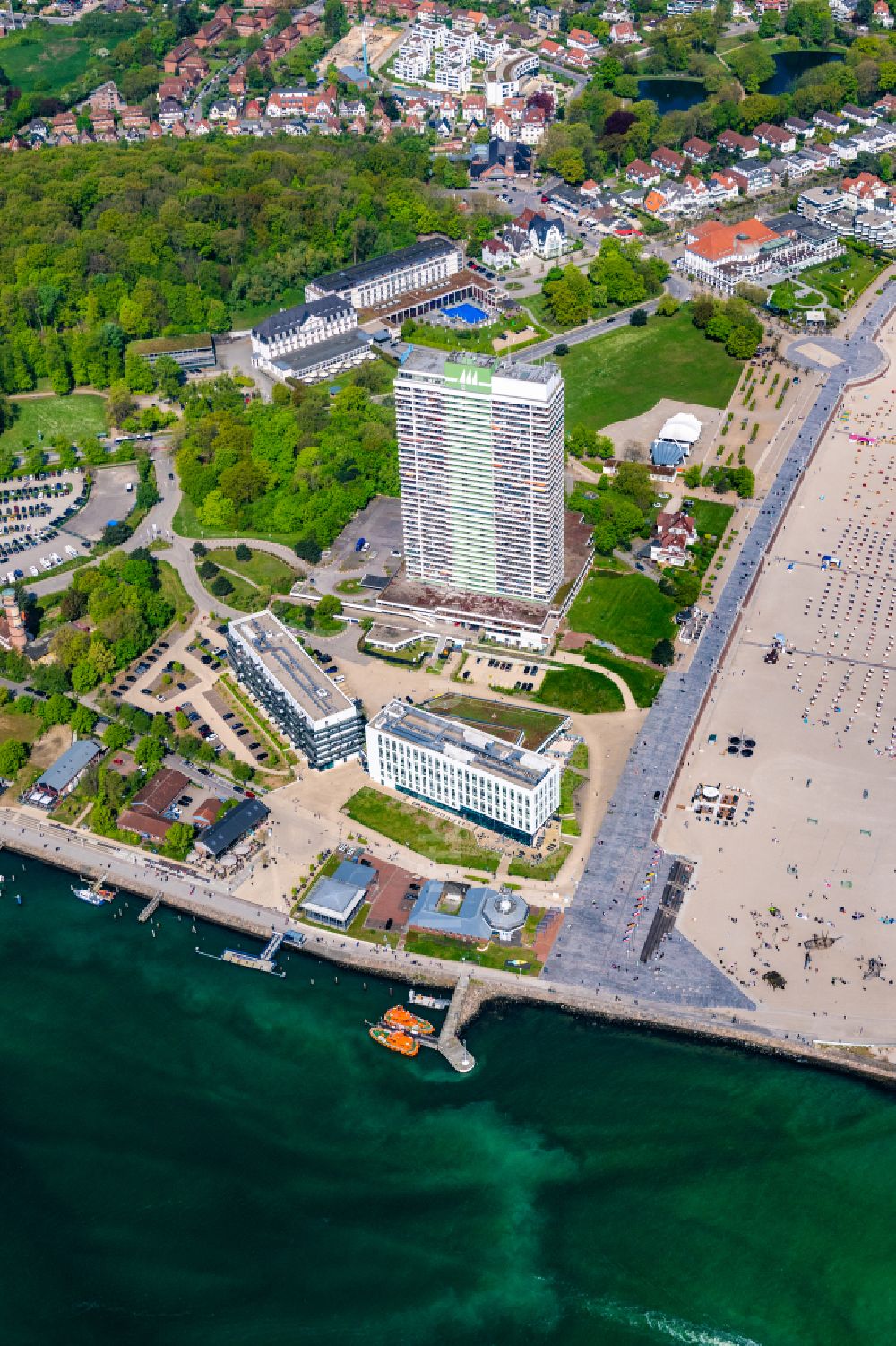 Lübeck von oben - Hochhaus- Gebäude der Hotelanlage Maritim Strandhotel Travemünde an der Trelleborgallee im Ortsteil Travemünde in Lübeck im Bundesland Schleswig-Holstein, Deutschland