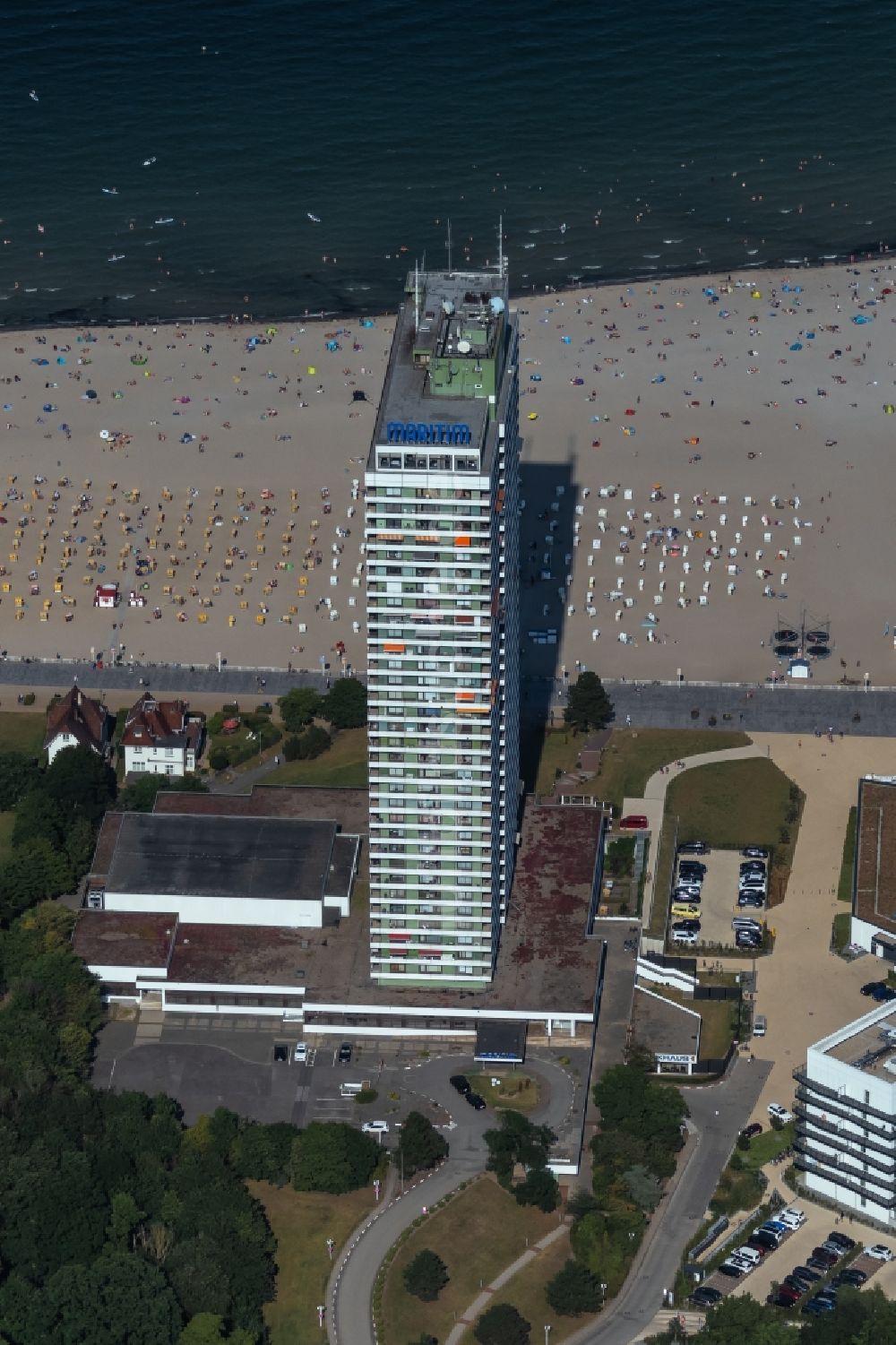 Luftbild Travemünde - Hochhaus- Gebäude der Hotelanlage Maritim Strandhotel Travemünde an der Trelleborgallee in Travemünde im Bundesland Schleswig-Holstein, Deutschland