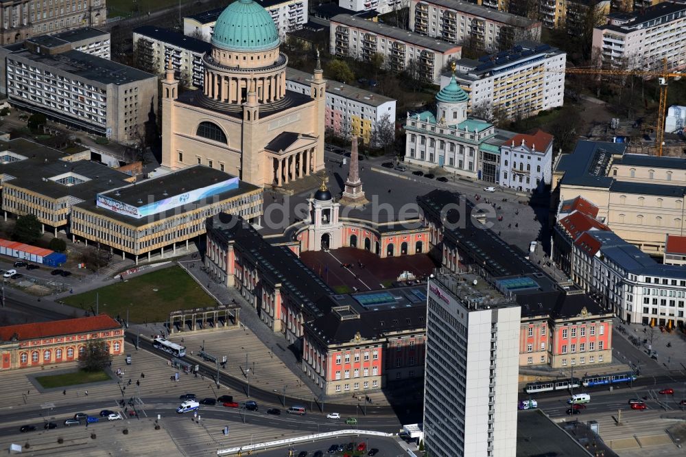 Luftaufnahme Potsdam - Hochhaus- Gebäude der Hotelanlage Mercure Hotel Potsdam City und Neubau des Stadtschloß und Brandenburger Landtag in Potsdam im Bundesland Brandenburg