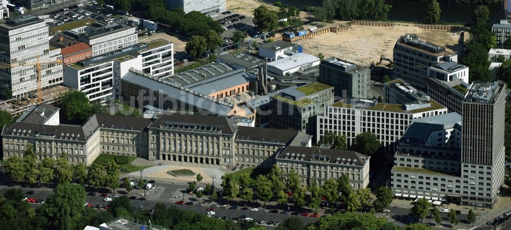 Luftbild Berlin - Hochhaus- Gebäude der Hotelanlage Novotel Berlin Am Tiergarten an der Strasse des 17 Juni in Berlin