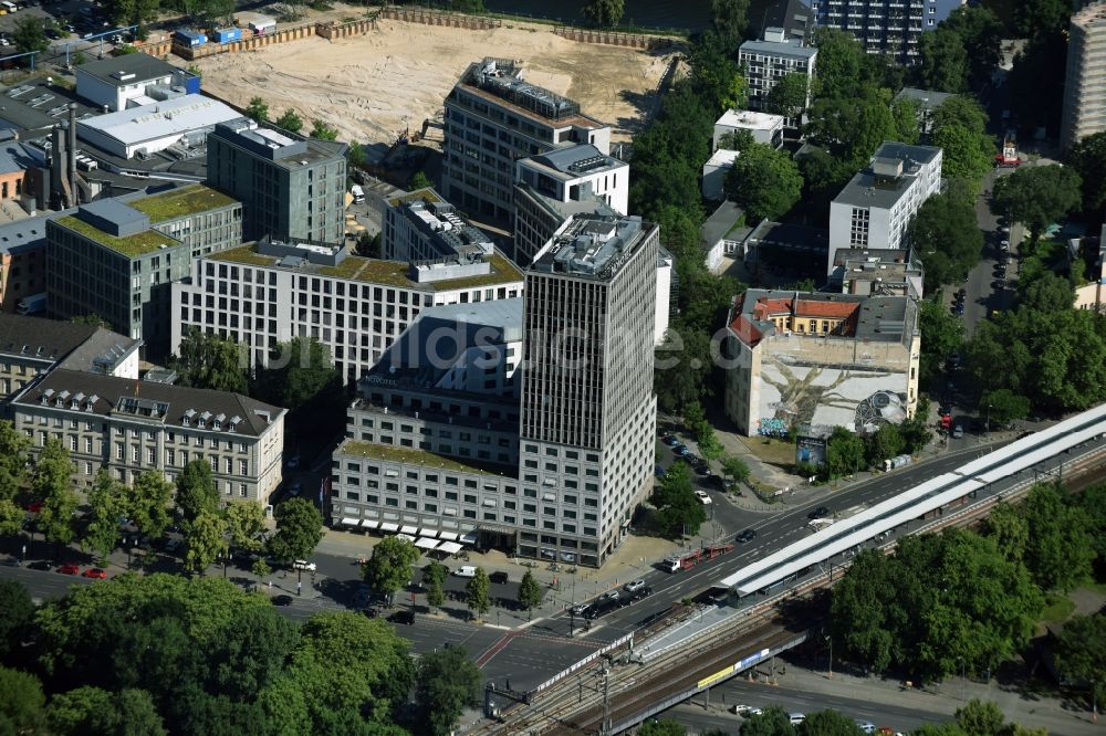 Luftaufnahme Berlin - Hochhaus- Gebäude der Hotelanlage Novotel Berlin Am Tiergarten an der Strasse des 17 Juni in Berlin