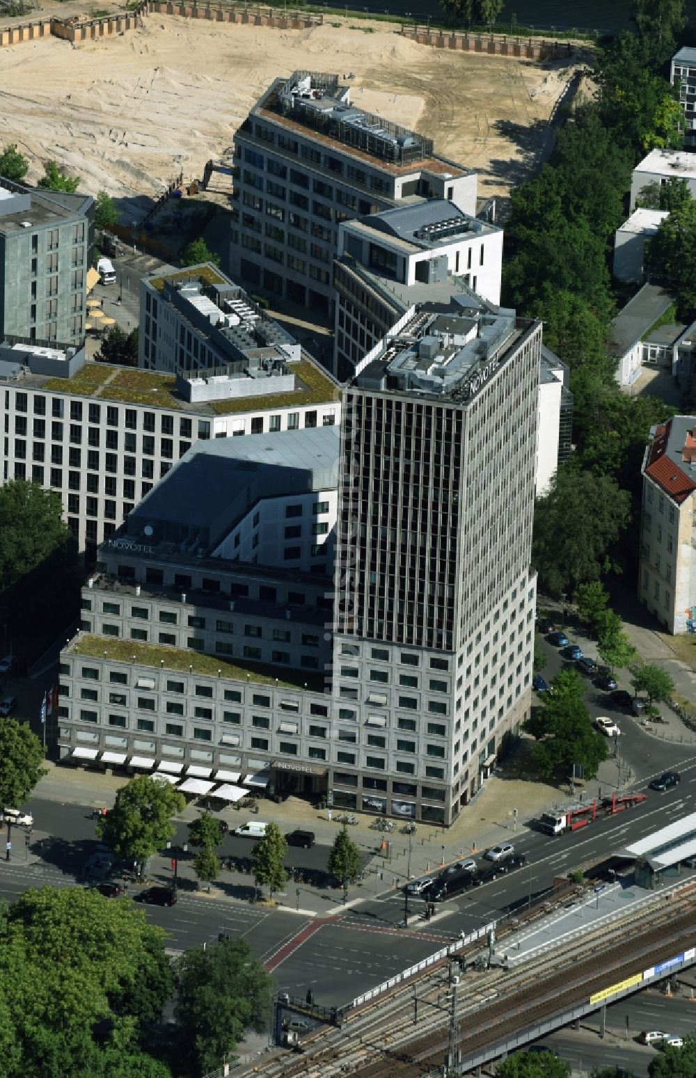 Berlin von oben - Hochhaus- Gebäude der Hotelanlage Novotel Berlin Am Tiergarten an der Strasse des 17 Juni in Berlin