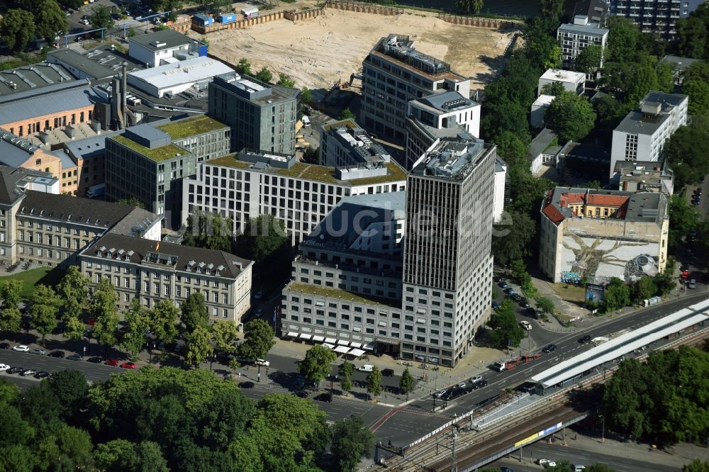 Berlin aus der Vogelperspektive: Hochhaus- Gebäude der Hotelanlage Novotel Berlin Am Tiergarten an der Strasse des 17 Juni in Berlin