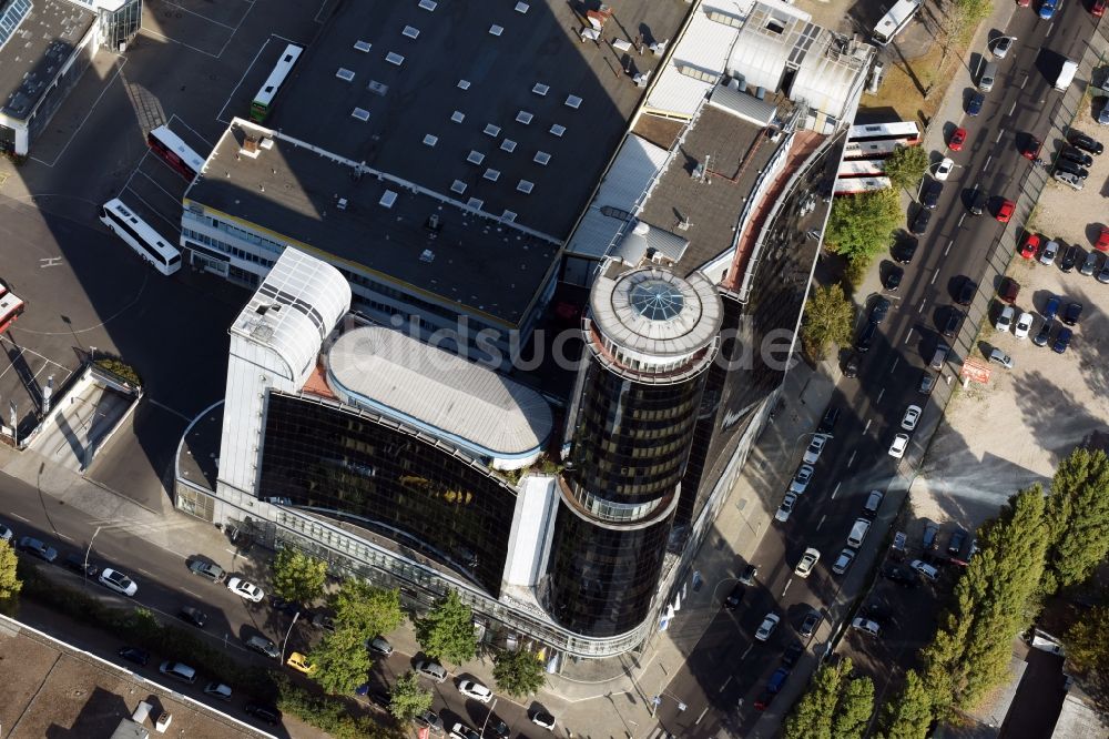 Luftaufnahme Berlin - Hochhaus- Gebäude der Hotelanlage Novum Select Hotel Berlin Spiegelturm in Berlin