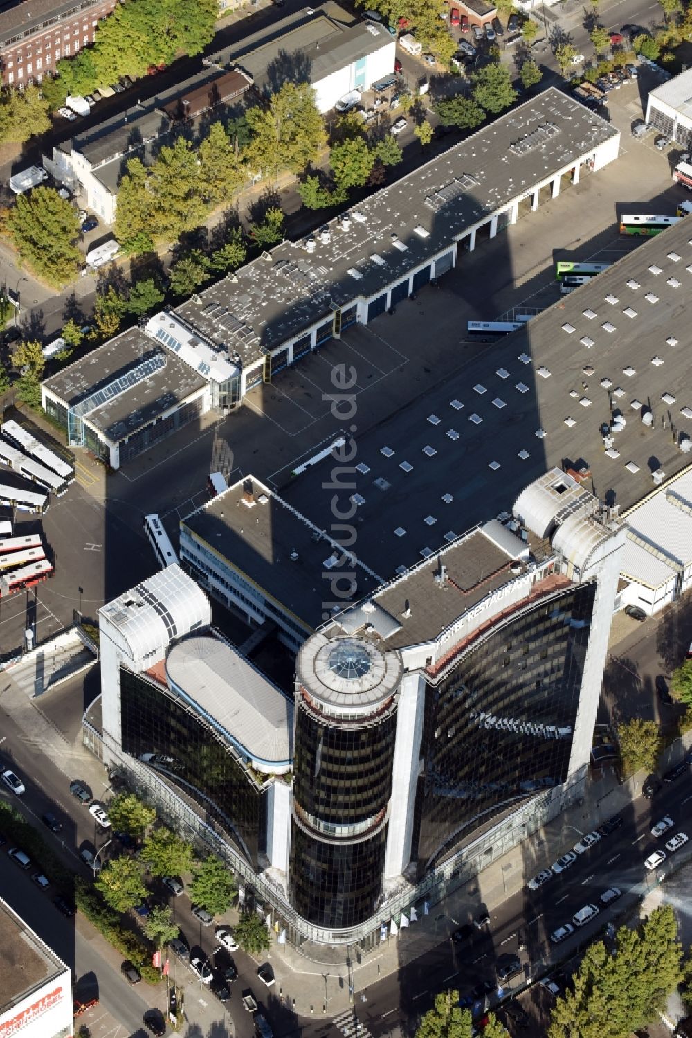 Berlin aus der Vogelperspektive: Hochhaus- Gebäude der Hotelanlage Novum Select Hotel Berlin Spiegelturm in Berlin