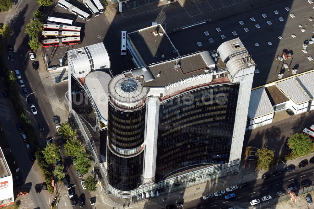 Luftaufnahme Berlin - Hochhaus- Gebäude der Hotelanlage Novum Select Hotel Berlin Spiegelturm in Berlin