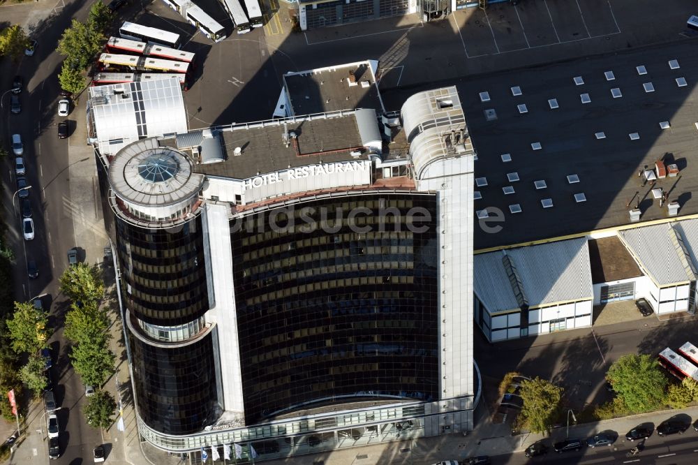 Berlin von oben - Hochhaus- Gebäude der Hotelanlage Novum Select Hotel Berlin Spiegelturm in Berlin