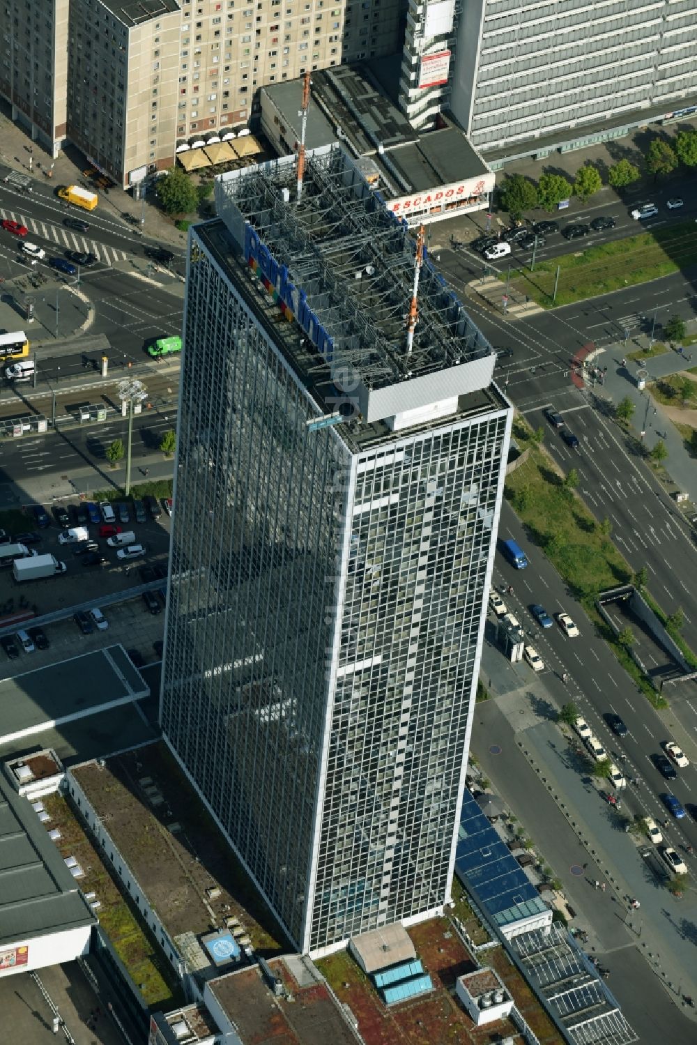 Luftaufnahme Berlin - Hochhaus- Gebäude der Hotelanlage Park Inn by Radisson Berlin Alexanderplatz Hotel am Tunnel Alexanderplatz in Berlin, Deutschland