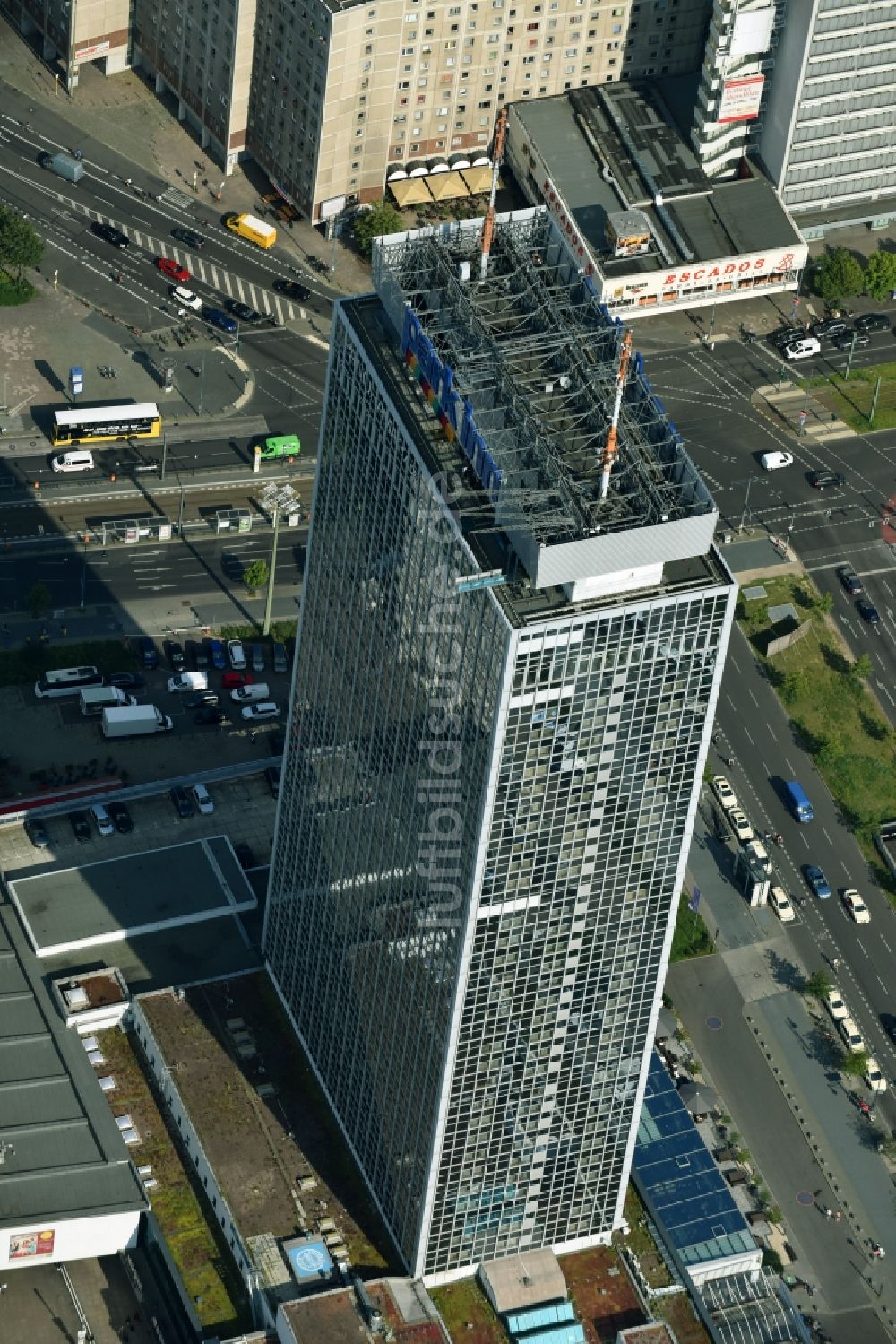 Berlin aus der Vogelperspektive: Hochhaus- Gebäude der Hotelanlage Park Inn by Radisson Berlin Alexanderplatz Hotel am Tunnel Alexanderplatz in Berlin, Deutschland