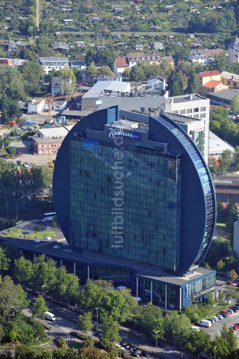 Frankfurt am Main aus der Vogelperspektive: Hochhaus- Gebäude der Hotelanlage Radisson Blu Hotel an der Franklinstraße in Frankfurt am Main im Bundesland Hessen