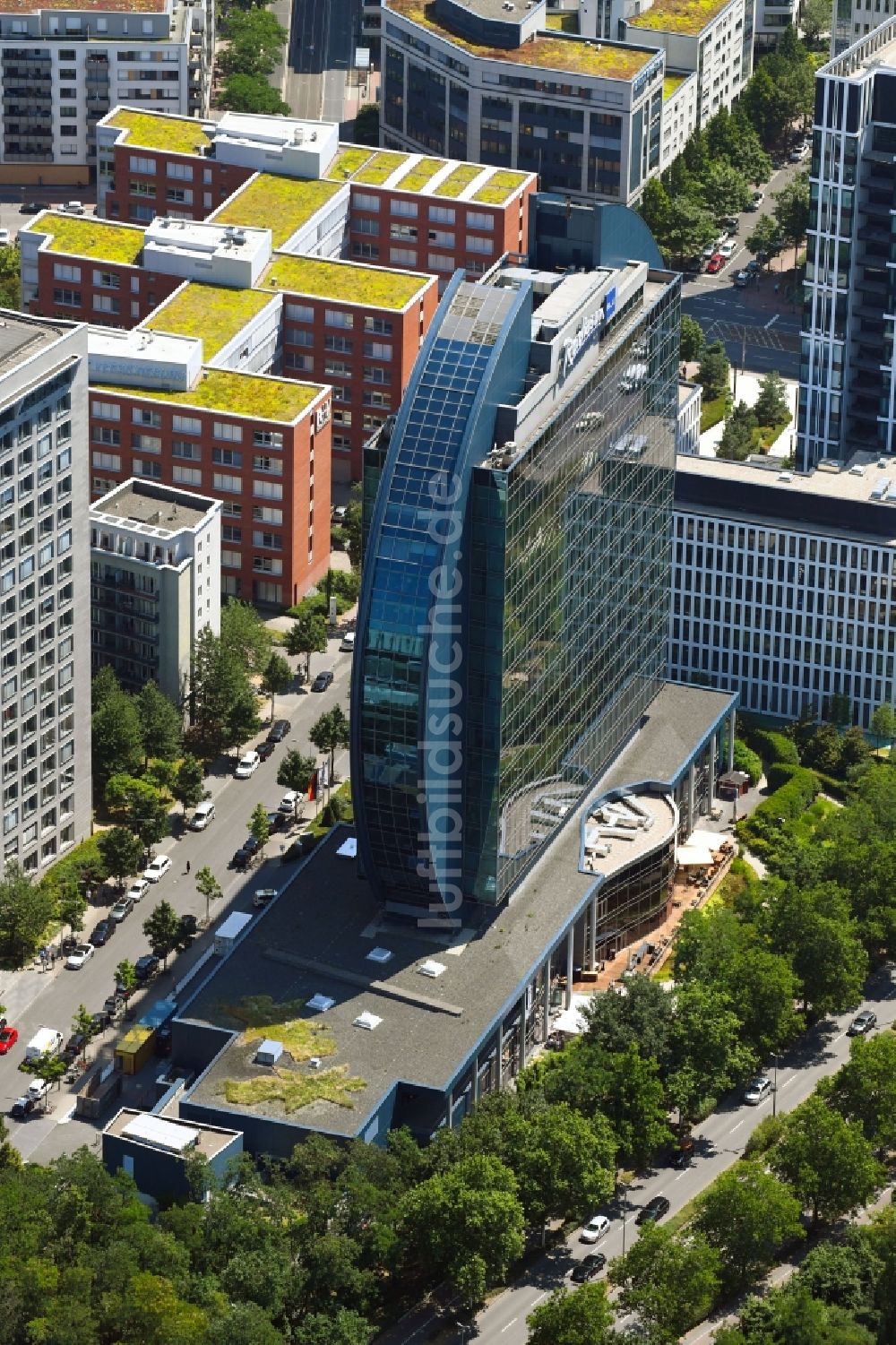 Luftaufnahme Frankfurt am Main - Hochhaus- Gebäude der Hotelanlage Radisson Blu Hotel an der Franklinstraße in Frankfurt am Main im Bundesland Hessen