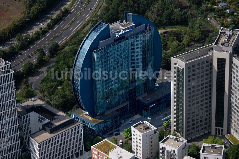 Luftaufnahme Frankfurt am Main - Hochhaus- Gebäude der Hotelanlage Radisson Blu Hotel an der Franklinstraße in Frankfurt am Main im Bundesland Hessen