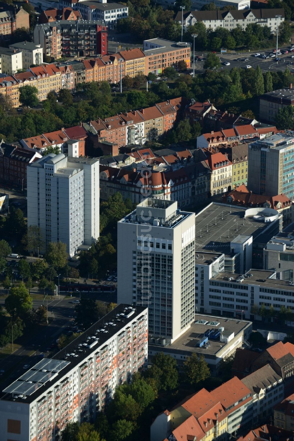 Luftaufnahme Erfurt - Hochhaus- Gebäude der Hotelanlage Radisson Blu Hotel am Juri-Gagarin-Ring in Erfurt im Bundesland Thüringen