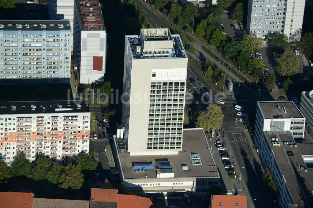 Luftbild Erfurt - Hochhaus- Gebäude der Hotelanlage Radisson Blu Hotel am Juri-Gagarin-Ring in Erfurt im Bundesland Thüringen