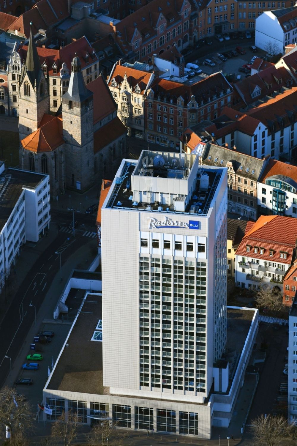 Erfurt von oben - Hochhaus- Gebäude der Hotelanlage Radisson Blu Hotel am Juri-Gagarin-Ring in Erfurt im Bundesland Thüringen, Deutschland